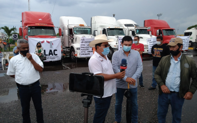 TRANSPORTISTAS DE LÁZARO CÁRDENAS SE MANIFIESTAN